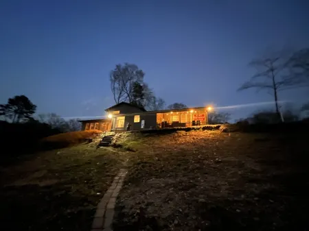 WATERFRONT – Experience Lake Life and Nature with City Convenience! Отели в г. Скотсборо