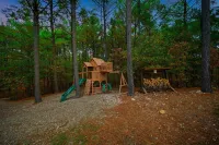 Trophy Buck Lodge - 5 bedroom + 5 ensuite bath Luxury Cabin - Centrally Located