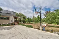 Amazing escape! Private pond+yard games+EV charger