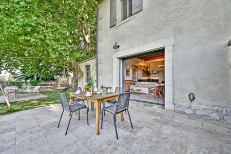 La Maison de Campagne , in Provence Gîte with swimming pool and bicycles Отели в г. Бокер