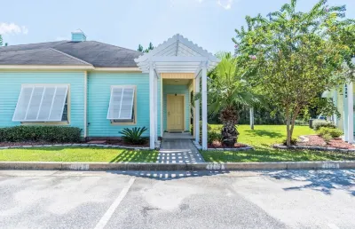 < 10 min. to beach, trails & The WHARFdog friendly) のホテル