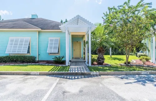 < 10 min. to beach, trails & The WHARFdog friendly) - Villas