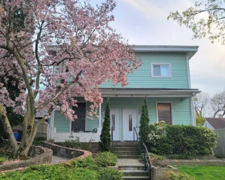 Quaint duplex with private yard. Walk to beach, dining, & shopping! Hotels in Greenwich