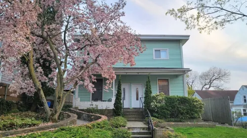 Quaint duplex with private yard. Walk to beach, dining, & shopping! Hotels in Greenwich