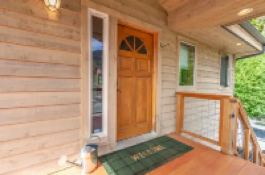Auke Bay Chalet~ Ocean views, Hot tub, Sauna, outdoor entertainment, & fire pit!