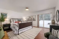 Mt. Hood Ski Home - Sauna, Fireplace, Sleeps 10 + Heated Pool & Hot Tub Access