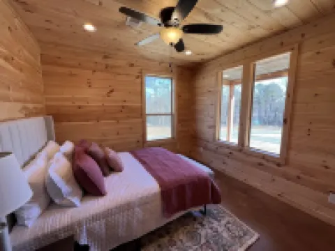 Beautiful rustic cabin on the shores of Greer's Ferry Lake