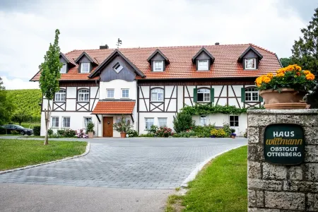Vacation apartment at Obstgut Willmann, quiet location with a view of Lake Constance Отели рядом с достопримечательностью «Camping Park Gohren am Bodensee»
