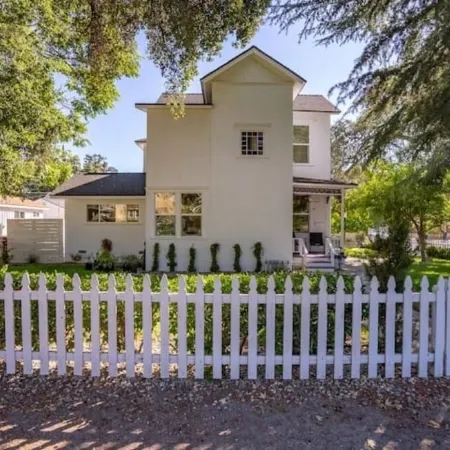Modern Victorian! Walk Downtown W/Firepit
