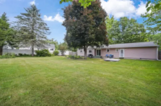 Cozy house-Near Cascades-Dog friendly-Large yard-Tranquil