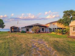 Cozy Coastal Retreat in Port Alto - Waterfront Views and Bayfront Fun!