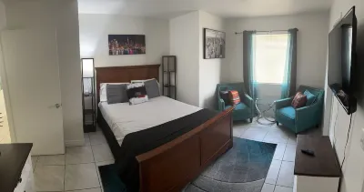 Charming 1st Floor Escape: 1.1 mi. to Airport; 2.4 mi. to LV Strip - Fast WiFi Hotels in East of the Strip