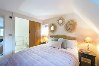 Luxury Interior Designed Retreat ❃ w/Tennis Court, Garden and Rural Views