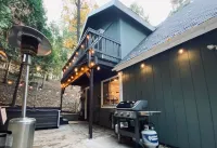Treehouse Lodge- A quiet hilltop creative retreat, minutes from the lake.