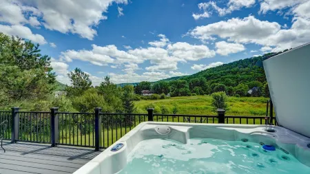 Spacious Chalet , exceptional view, walk to Village, Hot tub , A/C , fire pit