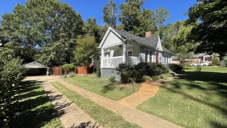 1920s Bungalow with private garden, close to downtown Отели в г. Санс Сауси