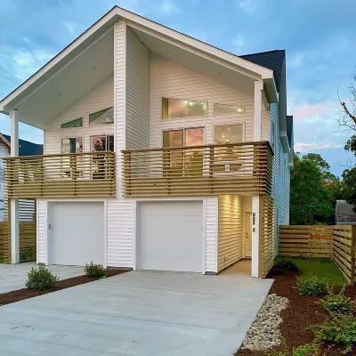 MODERN Beach Home! Dogs Welcome! 6 Passenger Golf Cart & Free Town of CB Parking