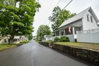 The Porch House - IN TOWN!
