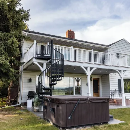 Spacious Home with Stunning Mountain and Golf Course View’s!