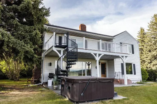 Spacious Home with Stunning Mountain and Golf Course View’s!