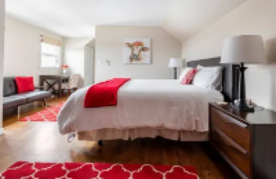 Inn at 84 Honeycrisp: 1 King BR private bath with sofa