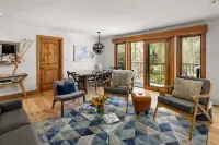 Incredible views in open 2 bedroom condo in Aspen Core! Walk to Gondola.