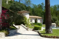 Superb villa sun swimming pool, quiet garden and sea view on the heights of Nice