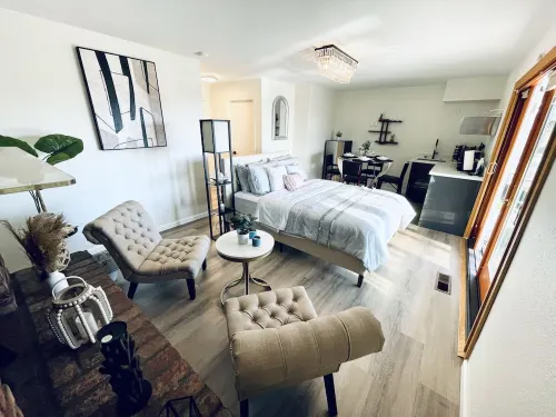 Cozy &Quiet/Safe Pvt Studio/Projector/free parking