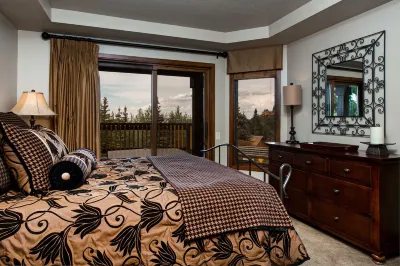 MID-MOUNTAIN - POOL, PRIVATE HOT TUB, EASY ACCESS TO SILVER LAKE VILLAGE/LIFT