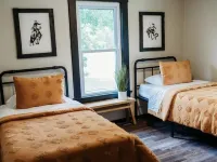 Cozy Midwest Bunkhouse located in the heart of the Ozarks! Hotele w: Wright County
