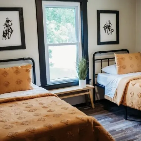 Cozy Midwest Bunkhouse located in the heart of the Ozarks! Отели в г. Райт