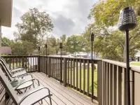 McQueeney Tree-House near lake マックイーニーのホテル