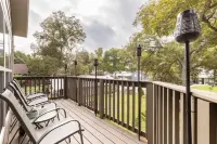 McQueeney Tree-House near lake