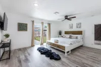 Elegant Heated Pool Oasis - King Suite - Minutes to the Beach - Mini Golf