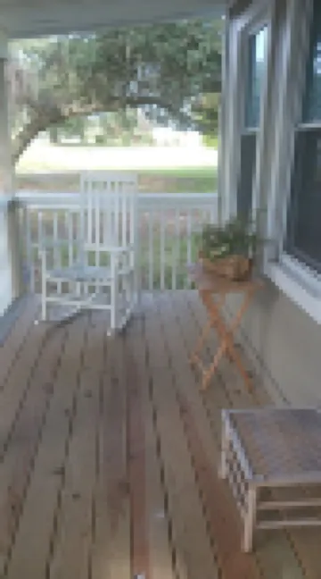 Recently updated cottage minutes from beach, pet friendly, large yard wifi, ac