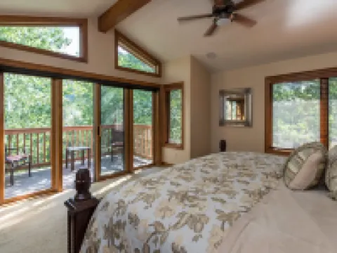 Private Hot tub/Fire Table on Large Deck overlooking Eagle River! Fly-fishing! Hotels in Edwards