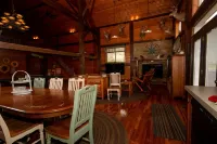 Hocking Hills Lodge w/hottub,10acre lake, with Basketball & Pickleball court