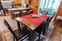 Tranquil 4-bedroom cabin, fireplace, firepit, games, private community