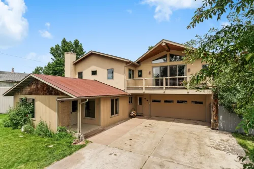 Apres’ Ski here. Location,location. Spacious,clean,well appointed home. Hot tub.