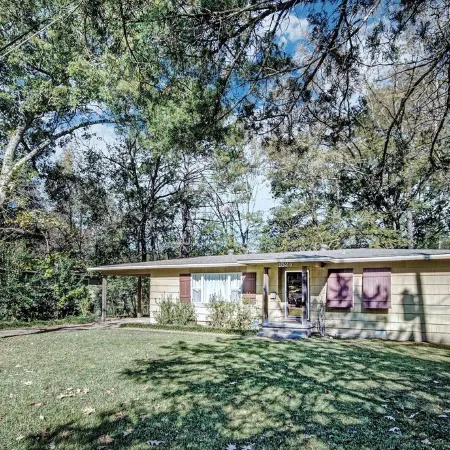 Relax in Shady Oaks Near Hospitals & Dining