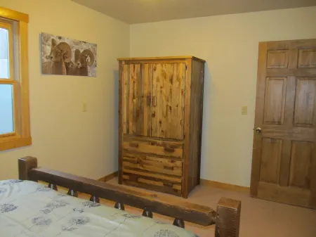 The Mountain Man - Yellowstone and Cody Cabin with spectacular views