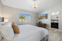 Lush Chic Living Private Backyard Heated Saltwater Pool Hotels in der Nähe von Miles Avenue Park