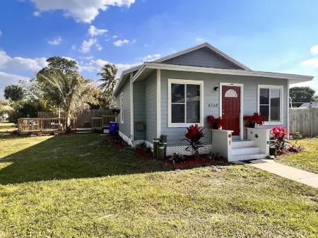 The Fish House In Historic Port Salerno - RV & Boat Trailer Parking Available!