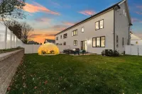 Villa in Boston 6BR 5.5 Bath-IGLOO, Arcade, Parking,Game Room,EV Hotels near Rose Art Museum