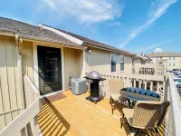 Pointe of View- Lake front condo minutes away from all the action. Hotels in 