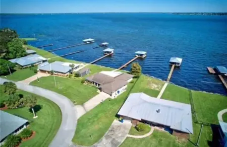 Tranquil Lakefront Retreat