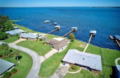 Tranquil Lakefront Retreat - 3-Sterne