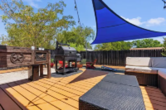 Downtown Georgetown Retreat for the family or entertaining. Pet-Friendly!