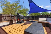 Downtown Georgetown Retreat for the family or entertaining. Pet-Friendly!