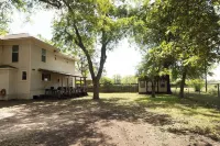 Spacious 6-bedroom house in Hearne with WiFi, AC Hotels in Robertson County
